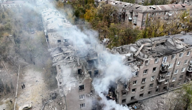 Атака на п'ятиповерховий будинок у Кривому Розі: під уламками виявили тіла трьох дітей.