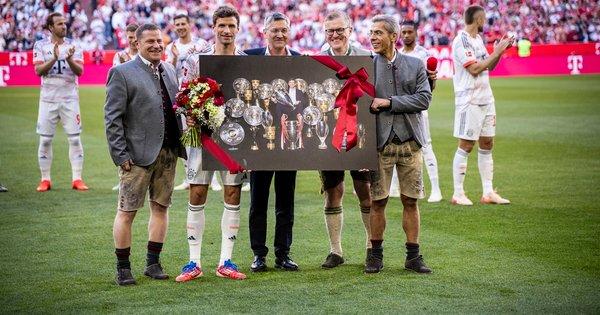 Баварія з глибоким зворушенням проводила Мюллера - легенда мюнхенської команди залишає клуб після 750 зіграних матчів.