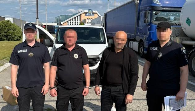 Німеччина передала Україні двох підозрюваних у справі про продаж підроблених доларів.