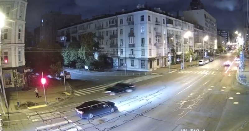У Києві співробітник прокуратури наїхав на пішохода, що йшов тротуаром, і миттєво залишив місце інциденту (відео).