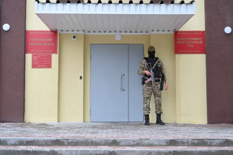 Окупантські сили намагаються придушити кримських татар: у Генічеську двох осіб засудили заочно за їхню участь у батальйоні Челебіджихана.