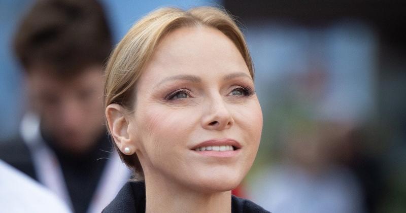 У червоній куртці та штанах із накладними кишенями: княгиня Шарлін брала участь у спортивному заході.