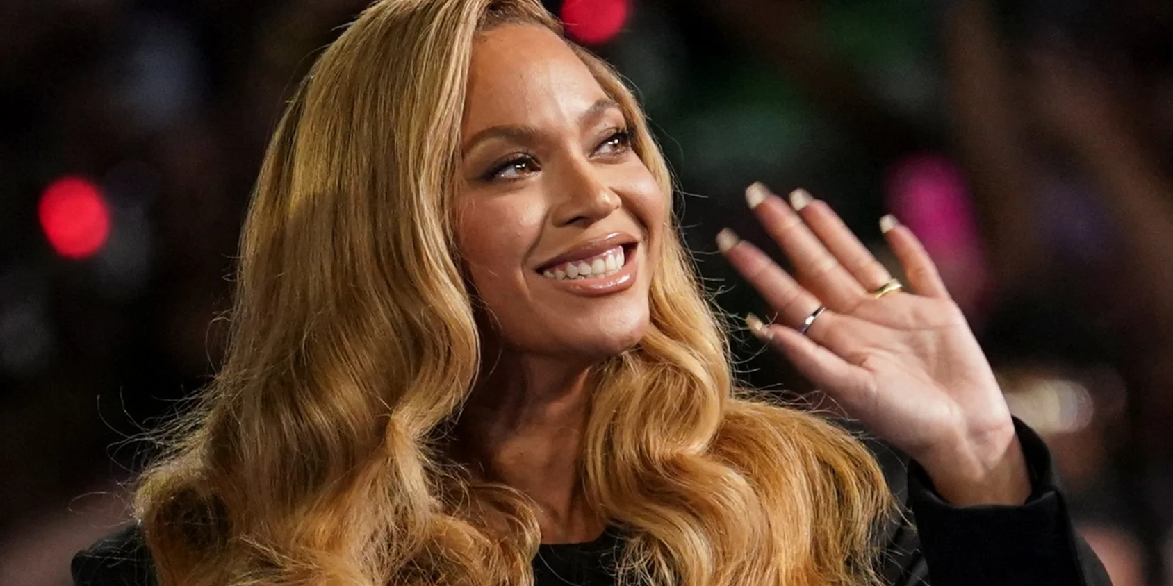 Бейонсе, вразивши всіх ефектним комбінезоном від Louis Vuitton, з'явилася разом із Джей-Зі на Гран-прі Формули-1 в Лас-Вегасі.