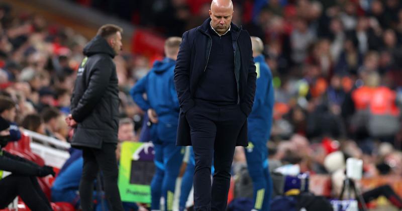 Ліверпуль не має наміру розлучатися з тренером Слотом, незважаючи на поширені чутки та його нинішню позицію в таблиці.