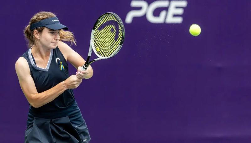 Снігур переграла росіянку, яка займає 9-те місце у світовому рейтингу, за 75 хвилин, дозволивши їй здобути лише два гейми - Футбол24.