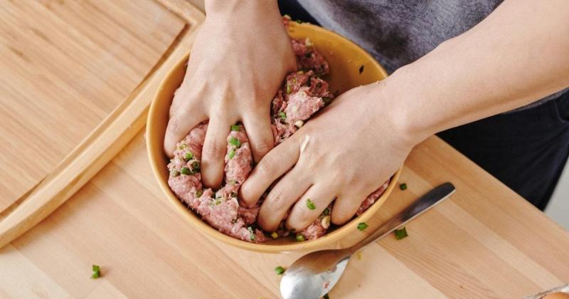 Таємничий компонент для фаршу, який перевертає уявлення про смак: котлети виходять завжди соковитими і м'якими.