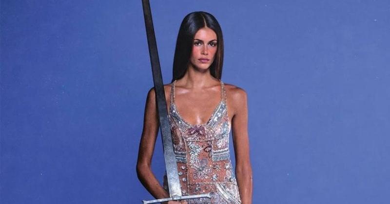Неочікувано: Кая Гербер з'явилася в прозорій сукні, прикрашеній бісером, тримаючи в руках меч.