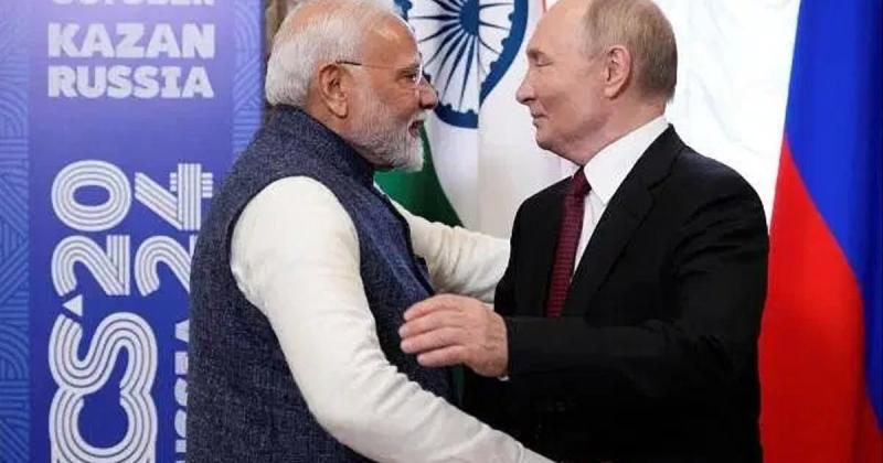 Індійські державні нафтопереробні заводи відновили імпорт нафти з Росії, скориставшись суттєвими знижками, повідомляє Bloomberg.