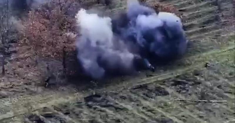 Артилеристи 63-ї бригади вразили російські позиції снарядом, уразивши ціль на відстані 12 км у Лиманському районі. ДИВІТЬСЯ ВІДЕО.