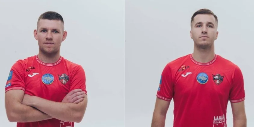 На блокпосту зупинили двох гравців українського футзального клубу, які прямували на матч, і мобілізували їх.