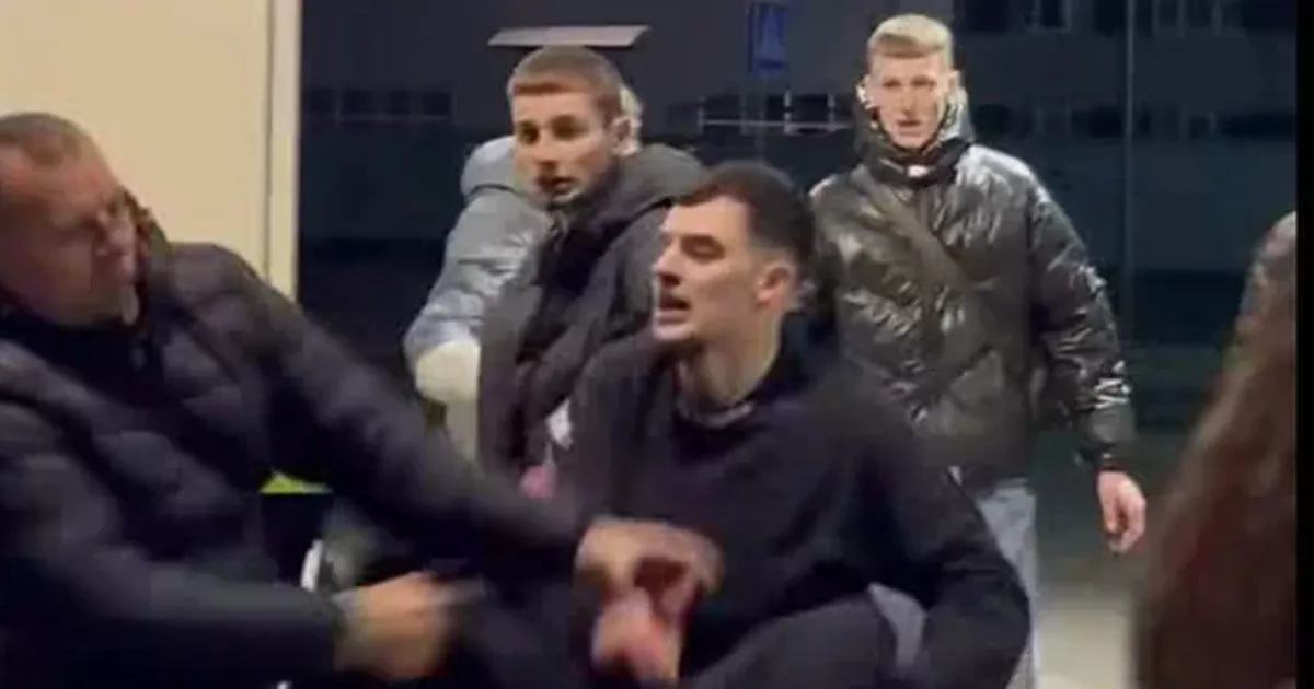 Поліцейський переносить якийсь предмет з правої руки в ліву, після чого ховає його у кишеню своїх штанів...