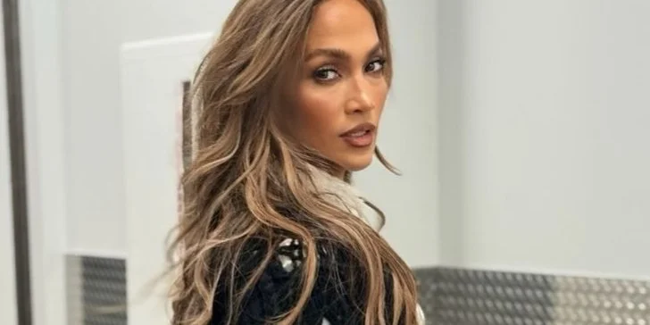 Дженіфер Лопес вразила всіх своїм елегантним виглядом на святковій вечірці, що передувала церемонії вручення премії Золотий глобус.