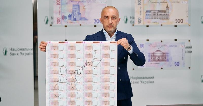 Голова Національного банку висловив думку про привабливість збережень у гривні, незважаючи на падіння курсу.