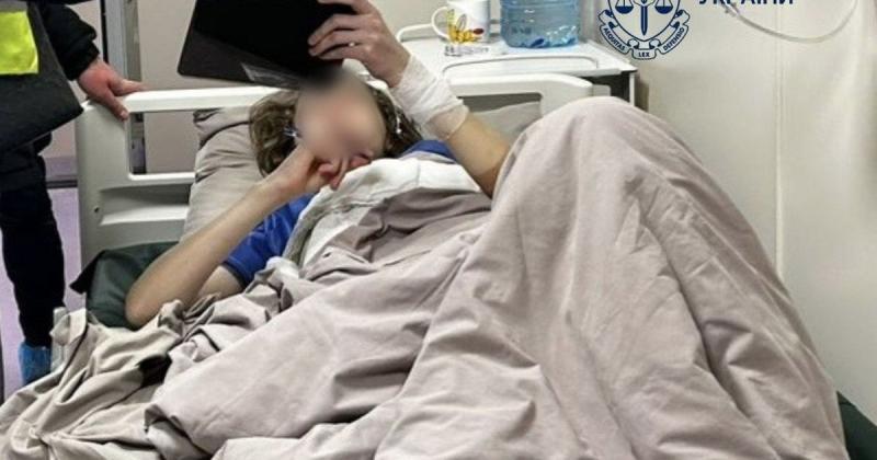 Атака з ножем у київській школі: підозрюваного підлітка помістять під арешт після медичного обстеження.