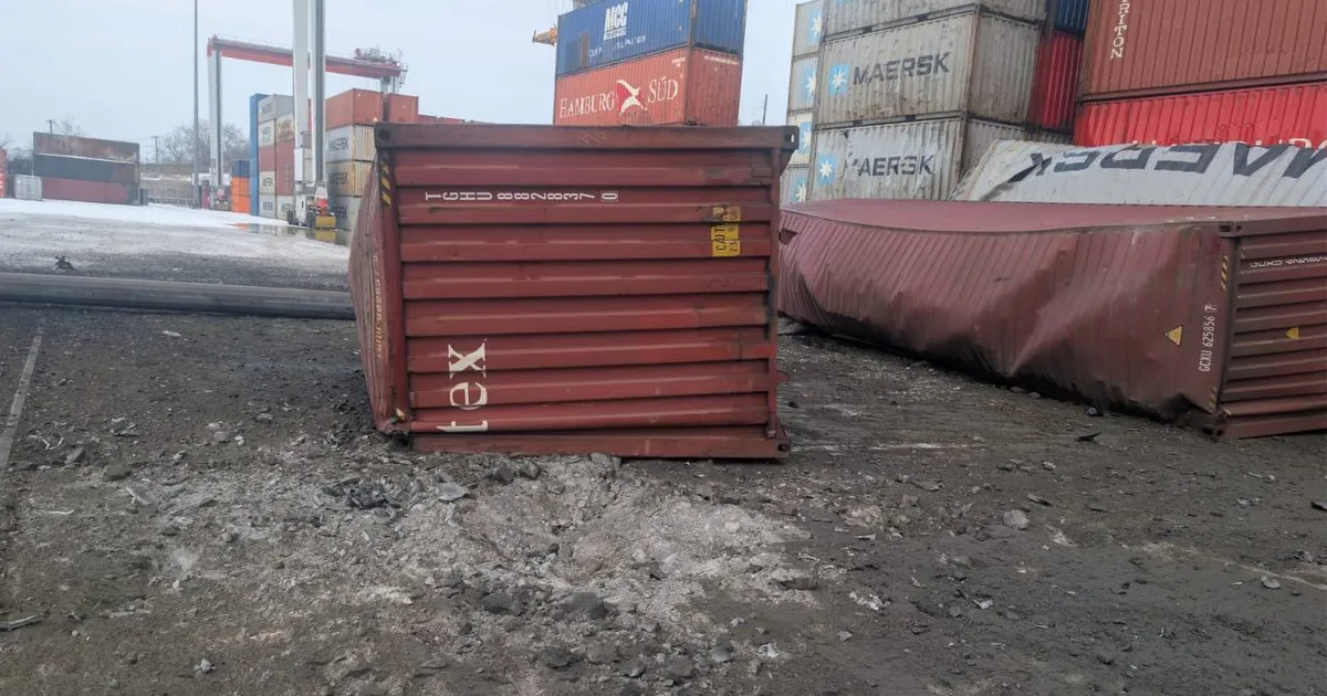 Росія завдала удару по порту Чорноморська: один з членів екіпажу цивільного судна отримав поранення.