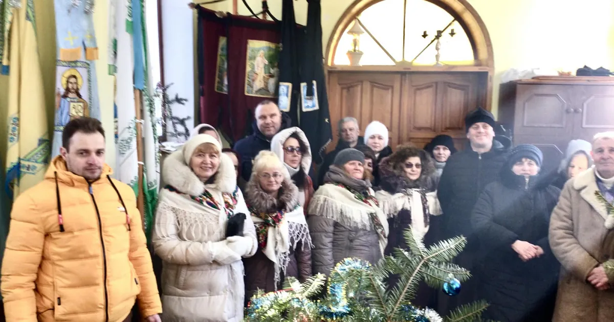 Непомітні для оточуючих, люди з вадами зору виконують пісні в храмах, аби зібрати кошти на підтримку військових. Вони надають їм автомобілі, безпілотники, тепловізійні прилади та енергетичні батончики.