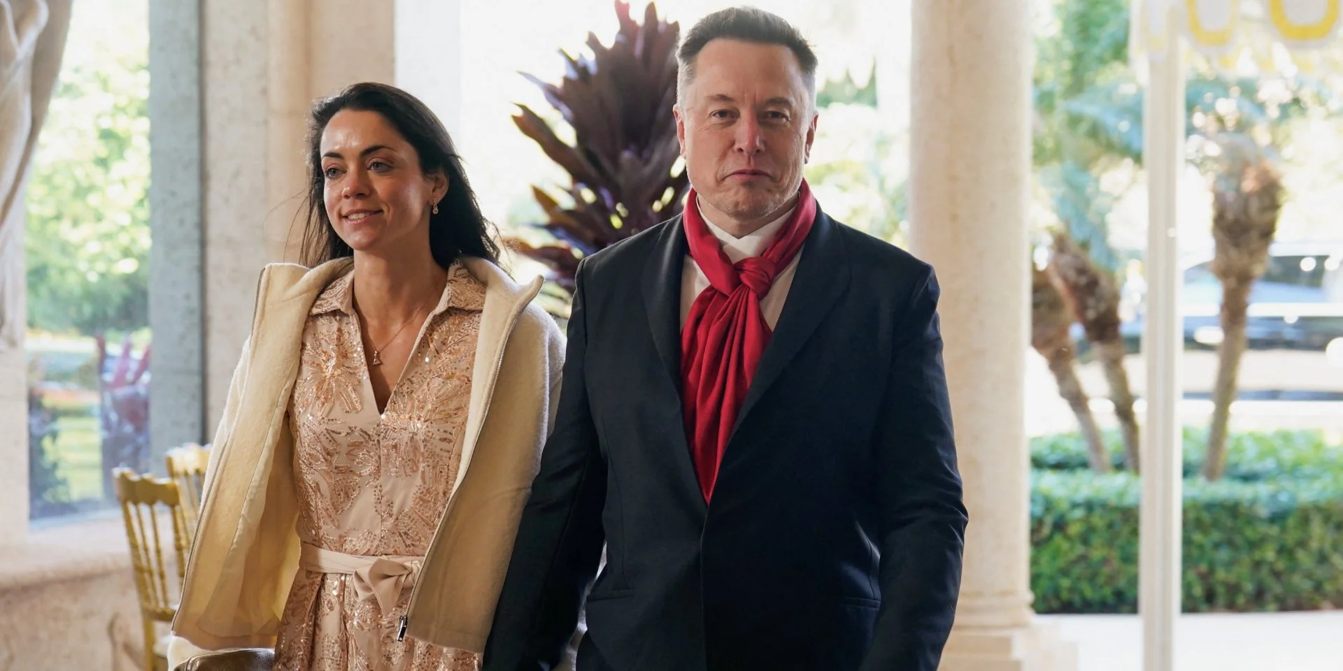 В резиденції Мар-а-Лаго Ілон Маск разом зі своєю обраницею Шивон Зіліс став гостем на весільній церемонії радника Дональда Трампа Дена Скавіно.