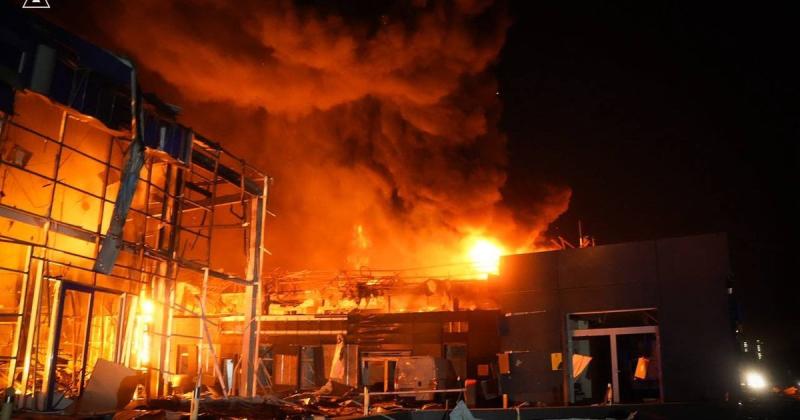 Російські безпілотники зруйнували масштабний автосалон в Одесі. ФОТО