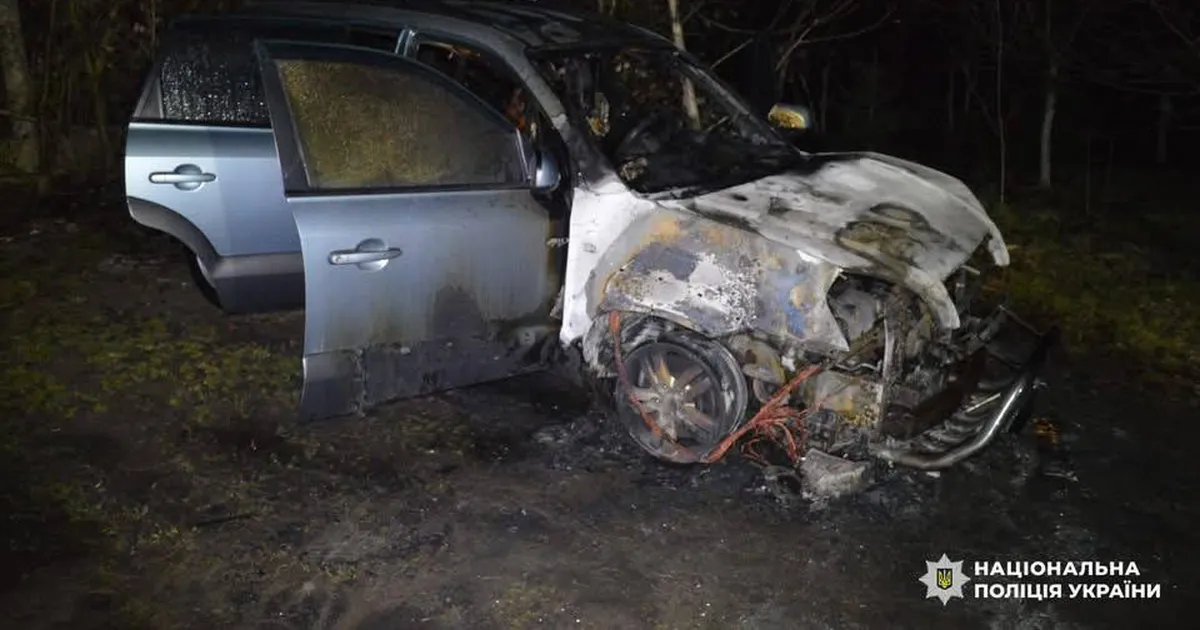 У Львівській області правоохоронці затримали підлітків, які за вказівкою з росії підпалювали автомобілі в Мостиськах.