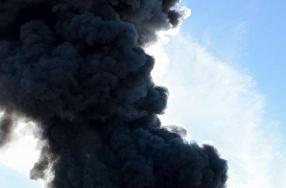 Безпілотник агресора завдав удару по Чугуєву: зруйновані будівлі, спалахнула пожежа.