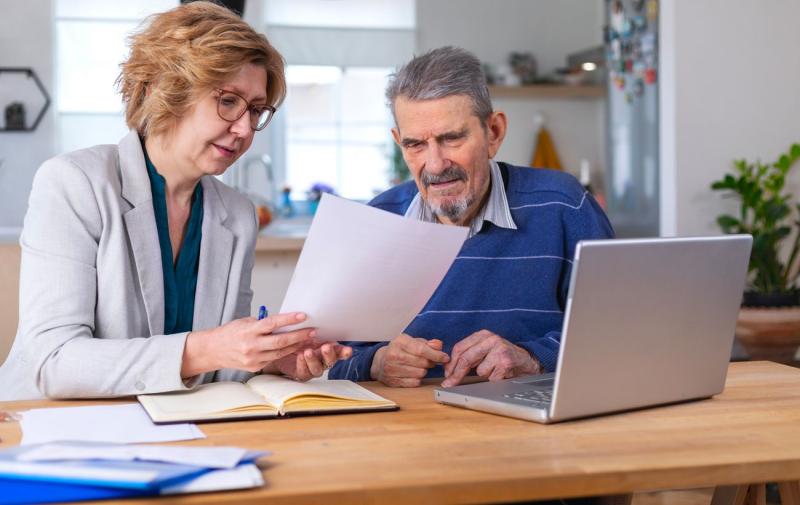 Пенсіонерів активно запрошують на роботу: які можливості працевлаштування та зарплатні пропозиції існують?