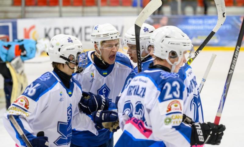 Сокіл в третій раз здолав свого суперника в півфіналі хокейного чемпіонату України, наблизившись до фіналу на один крок - повідомляє Футбол24.