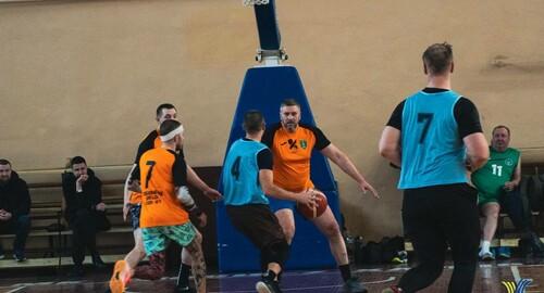 У Харкові ветерани, патрульні правоохоронці та військовослужбовці взяли участь у напруженому баскетбольному турнірі.