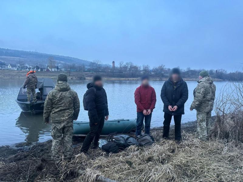 На Дністрі було затримано трьох осіб, які намагалися нелегально переправитися через кордон на човні - 20 хвилин.