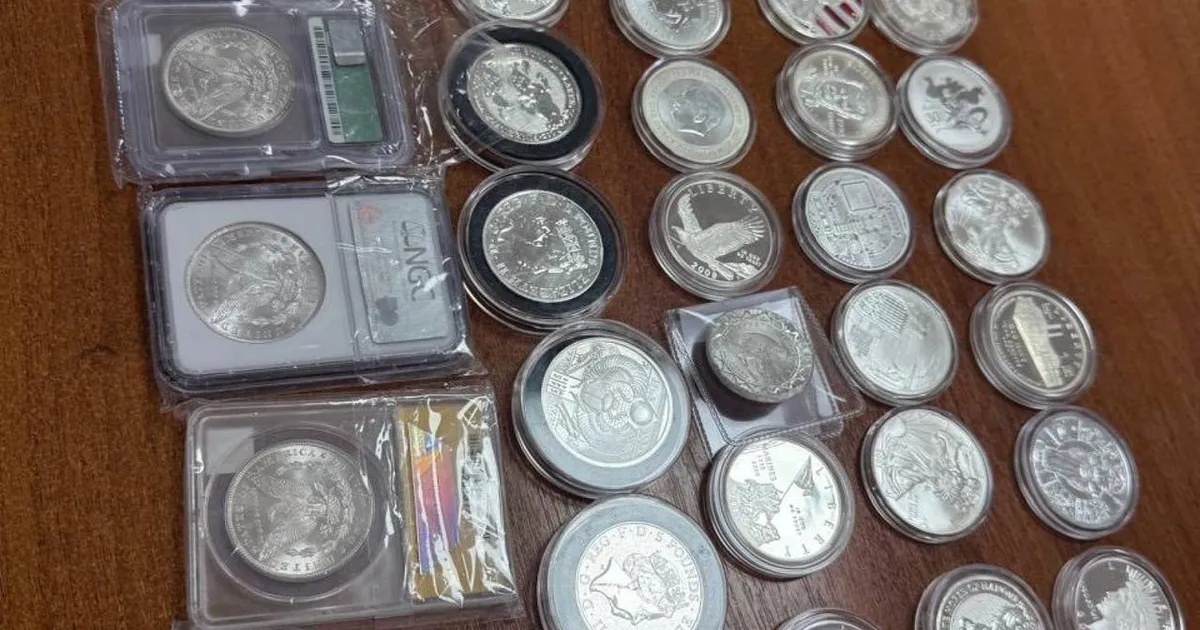 Львівські митники виявили колекційні монети у посилці, що надійшла зі Сполучених Штатів.