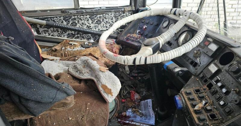 Російський обстріл тролейбуса в Херсоні: водій, який отримав серйозні поранення, помер у медичному закладі.