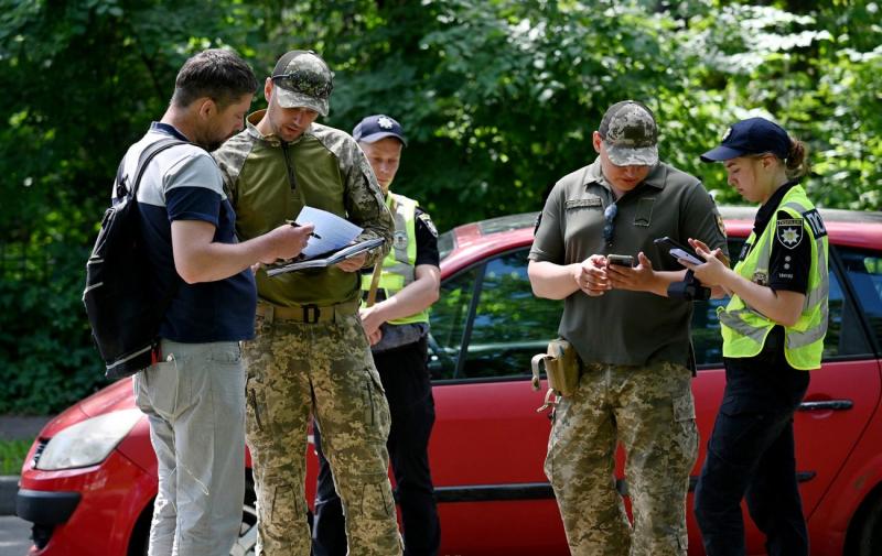 Збирайте усю інформацію та шукайте свідків. Які дії необхідно вжити, якщо вас зупинив ТЦК?