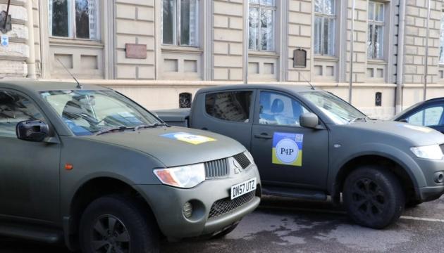 Фермери з Великобританії відправили в Україну 38 позашляховиків для потреб Збройних Сил.