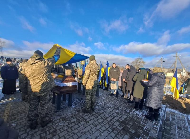 У Рівненській області все село зібралося, щоб попрощатися з загиблим військовим (ФОТО). Рівне Вечірнє - новини Рівного та навколишніх територій.