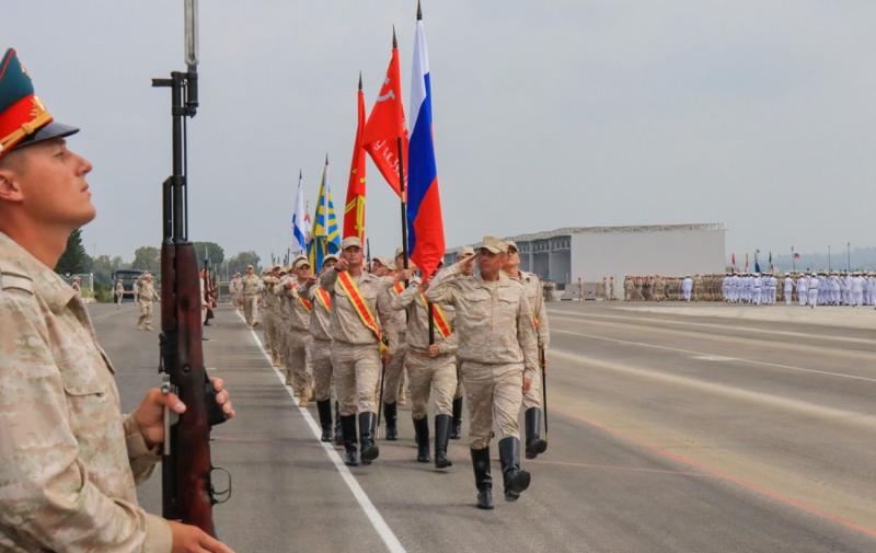 В очікуванні евакуації російські солдати в Сирії вживають алкоголь та займаються грабежами, повідомляє ГУР.