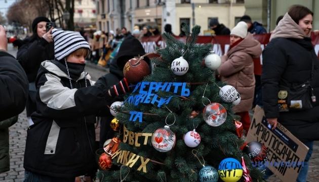 В Одесі в центрі міста встановили ялинку на знак підтримки військових, які потрапили в полон.