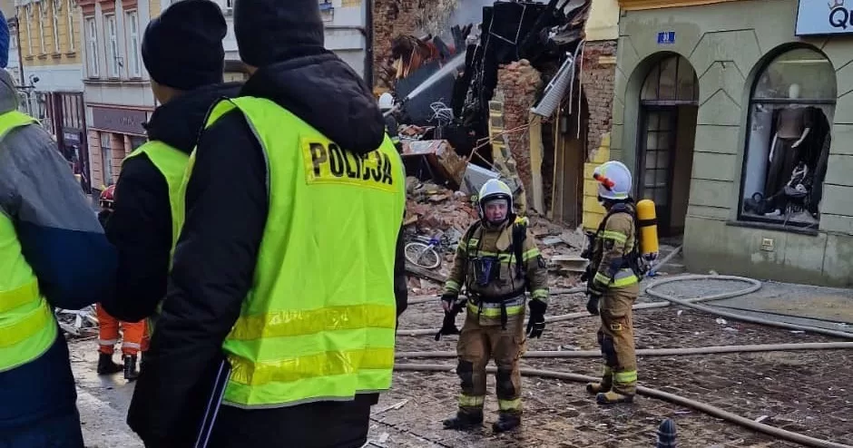 У польському Цешині сталася обвалення частини будівлі, та рятувальники ведуть пошуки людей під уламками - Основні новини України.