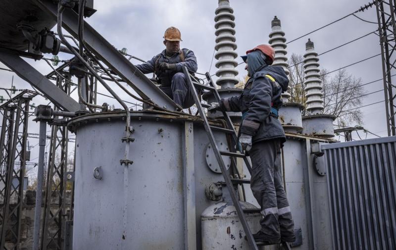 Польща готова підтримати Україну у випадку зупинки постачання електроенергії зі Словаччини, повідомляє Bloomberg.