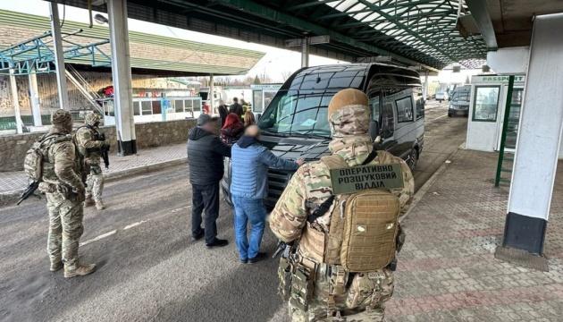 Прикордонники затримали жінку, яка займалася торгівлею людьми, намагаючись переправити українських жінок до закордонних борделів.