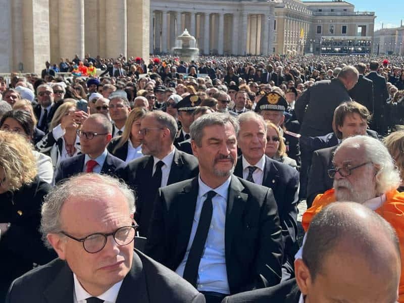 У Німеччині висловлюють незадоволення щодо прем'єра Баварії через його селфі, зроблене напередодні похорону Папи.