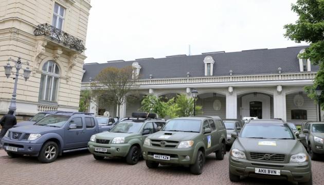 Волонтери з Великобританії та Канади передали українським Силам оборони близько 50 позашляховиків.