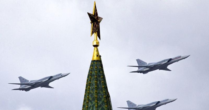 Російська економіка зазнає краху через конфлікт, в той час як Кремль поширює неправдиву інформацію про стабільність, повідомляє Reuters.