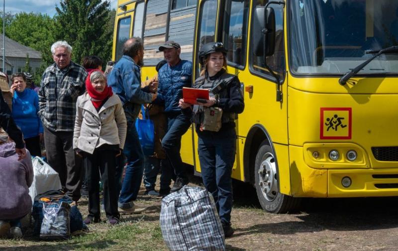 У Сумській області російські війська обстріляли рейсовий автобус, внаслідок чого постраждали люди.