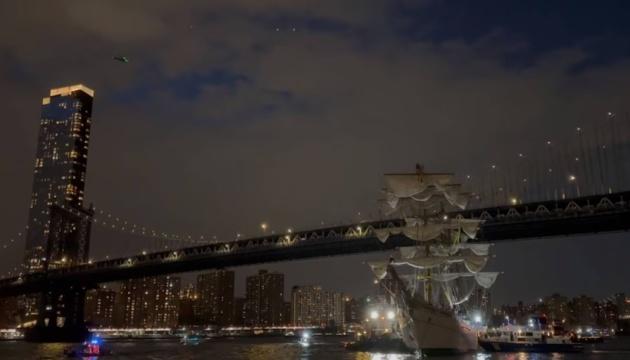 У Нью-Йорку мексиканський корабель зіткнувся з Бруклінським мостом - загинуло двоє людей, 19 отримали травми.