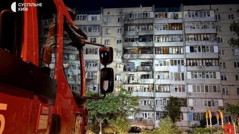 Засоби масової інформації представили зображення Оболоні в Києві після потужного удару.