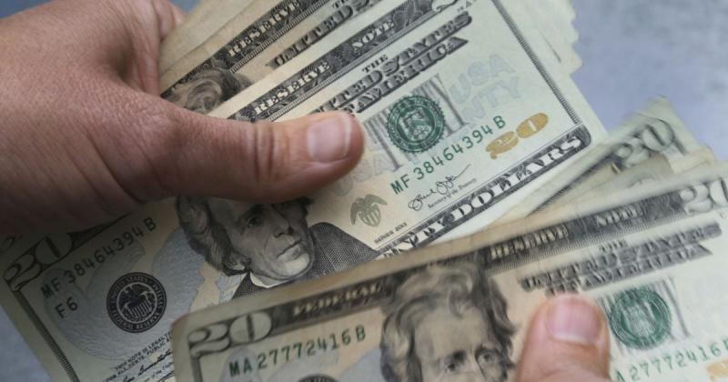 Курс валют на вихідні дні 24-25 травня: які ціни на долар, євро та злотий?