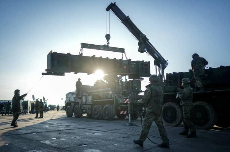 ЗМІ: В Європейському Союзі розробляють варіанти постачання зброї для України з США.
