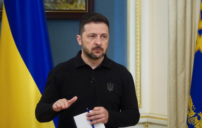 Зеленський висловив думку щодо ймовірної зустрічі з Трампом і Путіним: всі варіанти обговорюються.