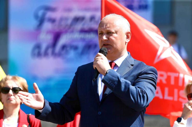 Проросійський політик Додон висловив незадоволення через виклик до правоохоронних органів у зв'язку з георгіївською стрічкою.