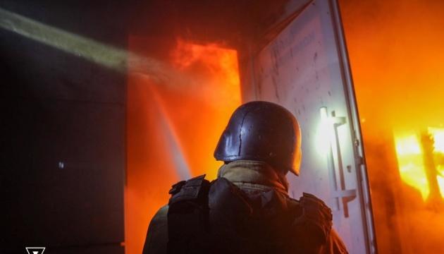 У Запоріжжі противник вразив об'єкт важливої інфраструктури, внаслідок чого сталося руйнування та почалася пожежа.