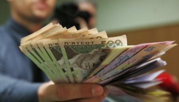 В Україні запроваджують нові правила оплати праці для державних службовців: президент Зеленський підписав відповідний закон.